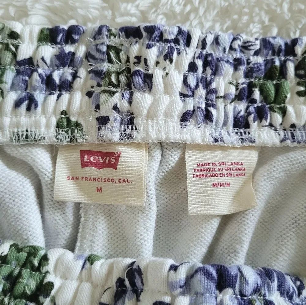 Levi's Floral💐 Shorts - NWT - Picture 4 of 12